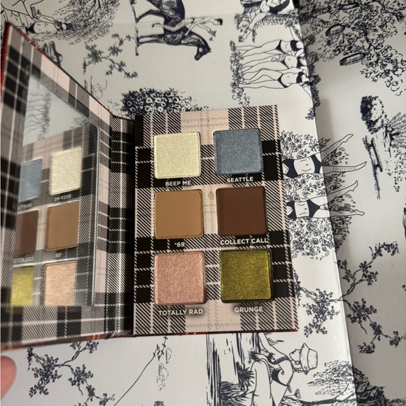 Urban Decay Decades 1993 90s Grunge Eye Shadow Palette NEVER USED - Picture 5 of 5